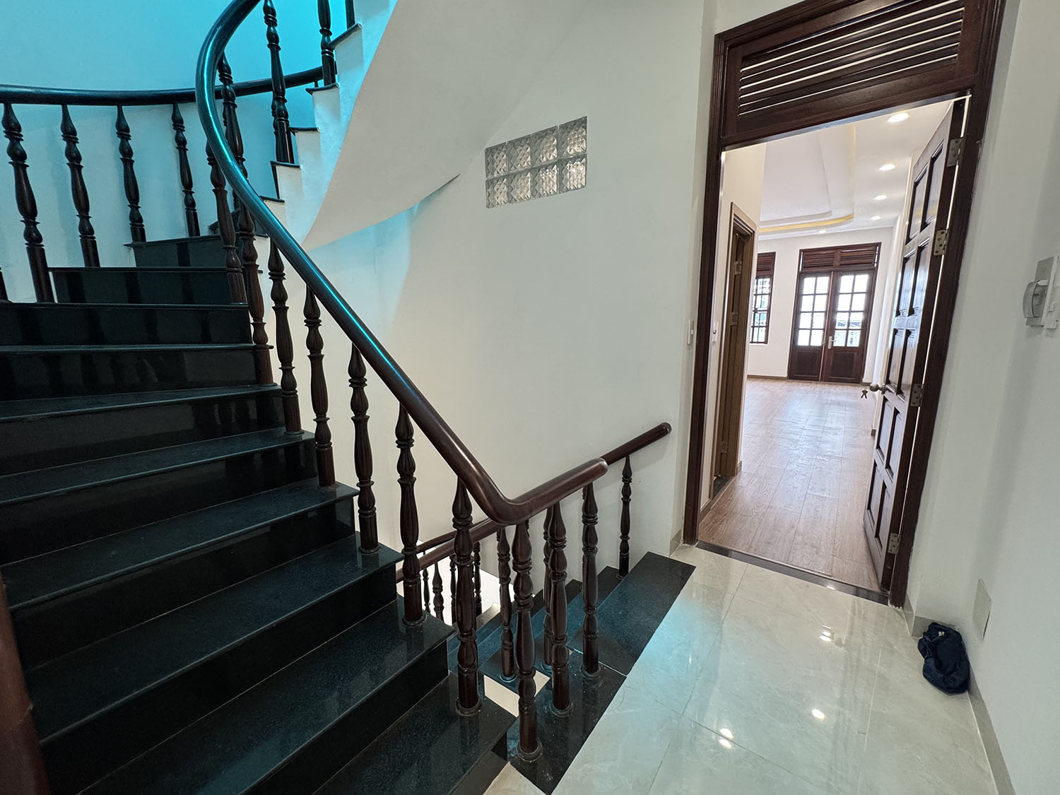 Nhà phố 3lầu (4,05m x 22,5m) có sân đổ ôtô, thiết bị ccấp khu kdoanh Nguyễn Thượng Hiền gần BOTANIC